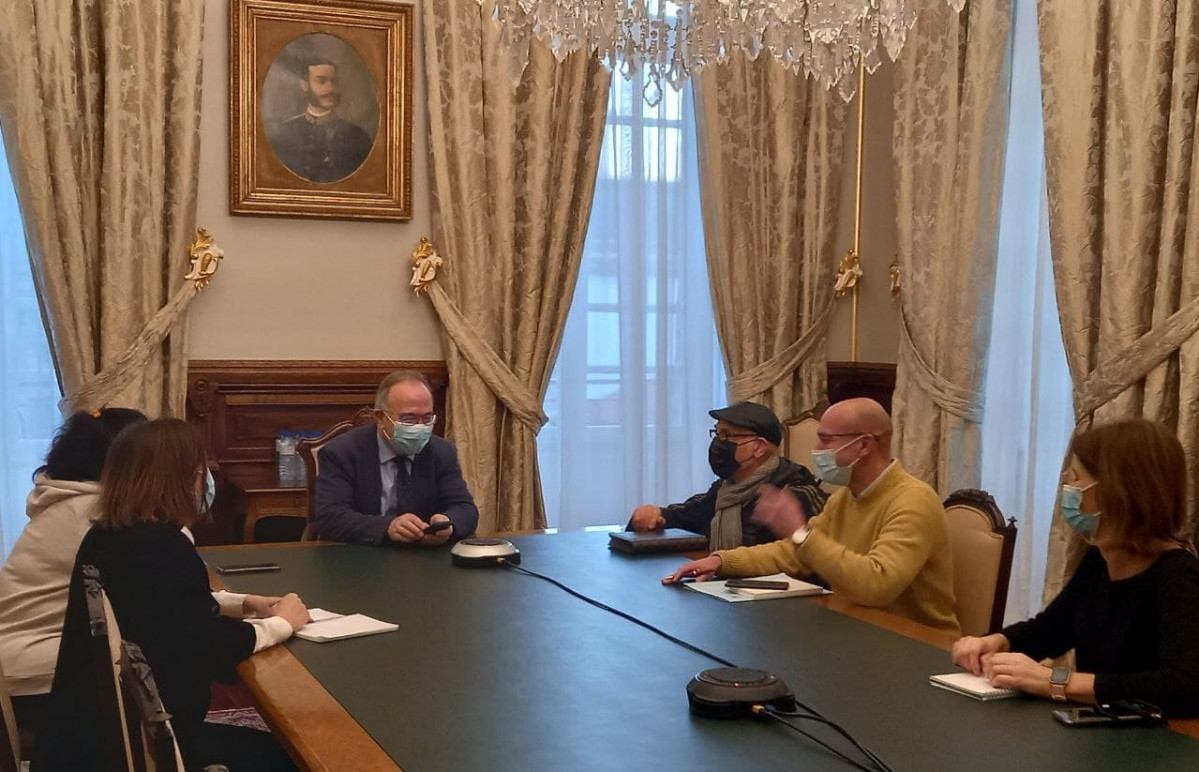 Reunión del alcalde Bugallo con comerciantes del Barrio de San Pedro