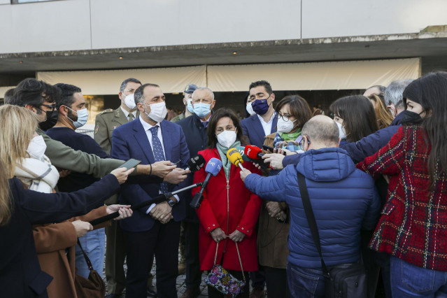 La ministra de Defensa, Margarita Robles, ofrece declaraciones a los medios, después de su visita a las Unidades de Vacunación móviles del vacunódromo de Campolongo, a 12 de enero de 2022, en Campolongo, Pontevedra