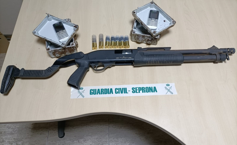 La Guardia Civil interviene una escopeta y munición prohibida a un cazador furtivo de jabalíes en Castroverde
