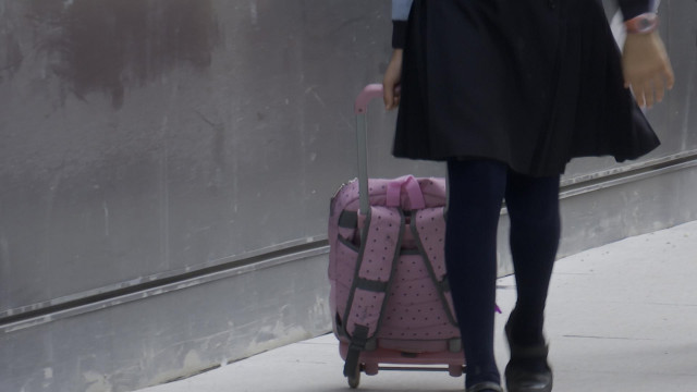 Una niña se dirige al colegio.