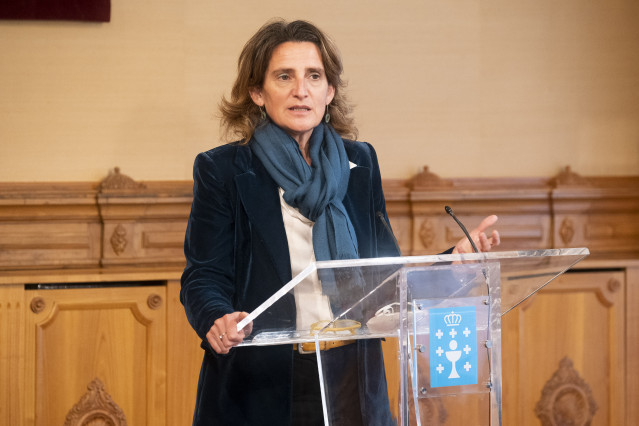 La vicepresidenta cuarta y ministra para la Transición Ecológica y el Reto Demográfico, Teresa Ribera, en una rueda de prensa después de su reunión con el presidente de la Xunta de Galicia, en el Pazo de Raxoi, a 13 de enero de 2022, en Santiago de Compos