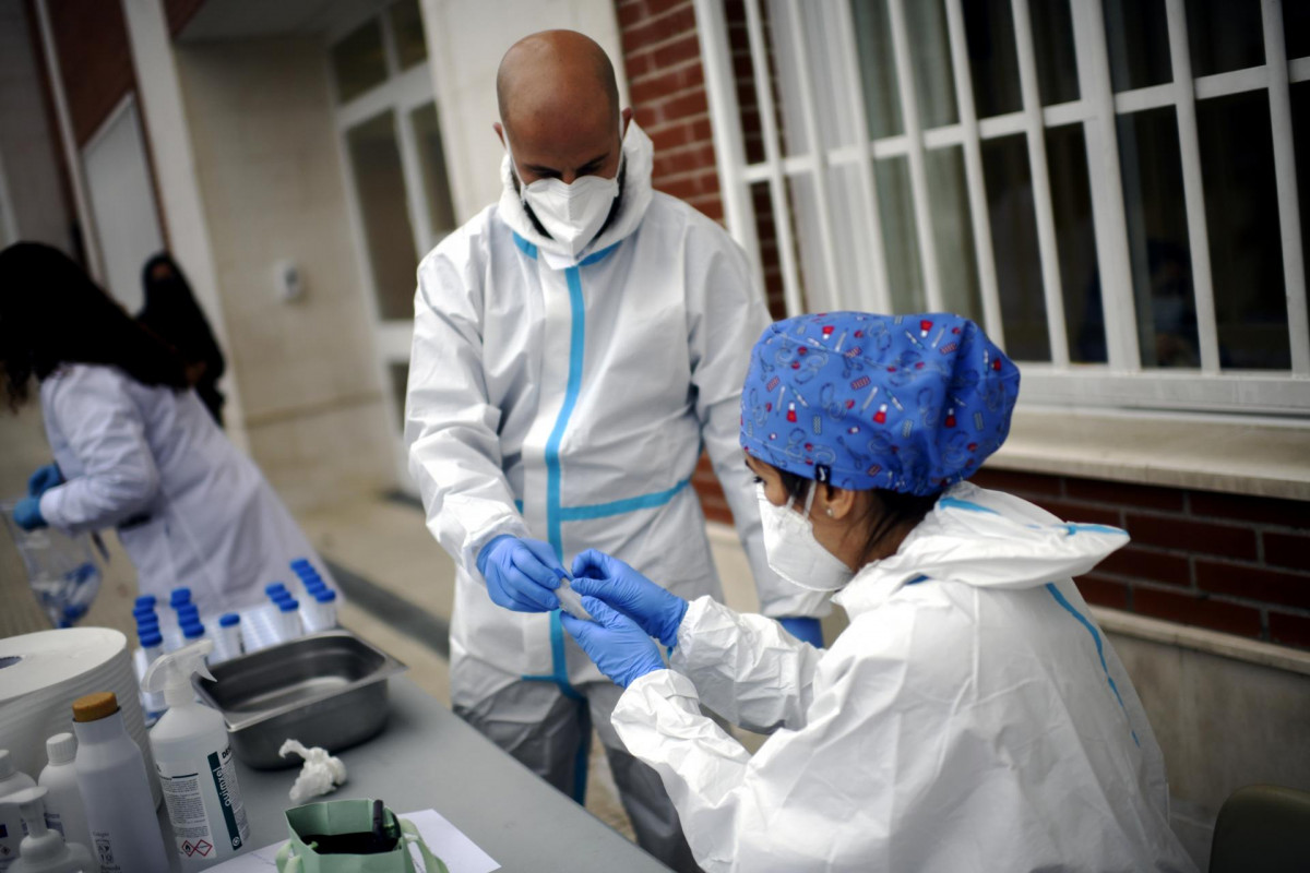 Archivo - Sanitarios realizando  tests de RT-PCR en saliva a alumnos del Colegio Internacional Alameda de Osuna , en Madrid (España), a 14 de diciembre de 2020. El Colegio Internacional Alameda de Osuna, en colaboración de Health Diagnostic, Laboratorio S