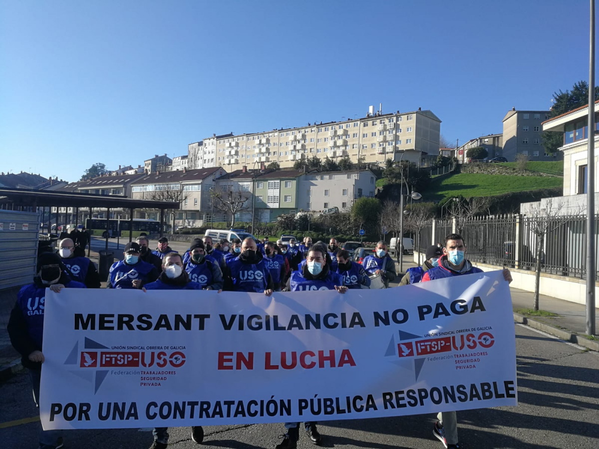 Manifestación de trabajadores de seguridad Mersant delante de la Xunta