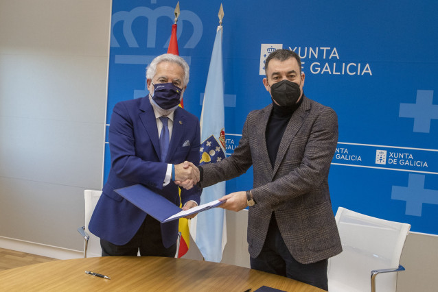 O conselleiro de Cultura, Educación e Universidade, Román Rodríguez, e o presidente do Parlamento de Galicia, Miguel Ángel Santalices, asinan un  convenio de colaboración entre as dúas institucións.