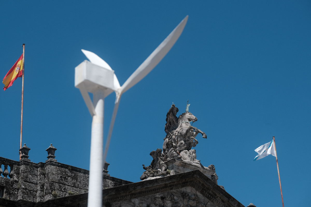 Archivo - Una figura de un molíno de energía eólica, frente a la Catedral de Santiago de Compostela, durante una manifestación contra los parques eólicos, a 5 de junio de 2021, en Santiago de Com