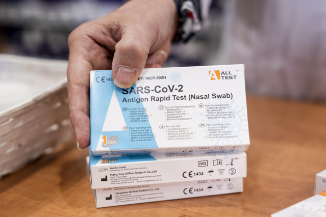 Varias cajas de pruebas rápidas del antígeno del SARS-CoV-2  en una farmacia en Carabanchel