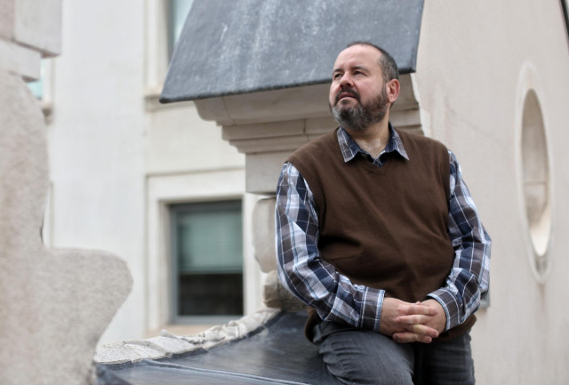 Archivo - El portavoz de educación de Unidas Podemos en el Congreso, Joan Mena, posa tras una entrevista para Europa Press en la Cámara Baja, en Madrid (España), a 25 de noviembre de 2020.