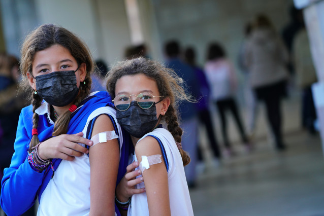 Dos niñas reciben la vacuna contra el Covid-19, en la Cidade da Cultura, a 15 de diciembre de 2021, en Santiago de Compostela, A Coruña, Galicia (España).