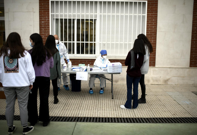 Archivo - Alumnos del Colegio Internacional Alameda de Osuna esperan su turno para realización de un test de RT-PCR en saliva, en Madrid (España)