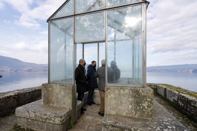 El conselleiro de Cultura, Educación e Universidade, Román Rodríguez, en una visita a la Illa de San Simón, en Redondela (Pontevedra).