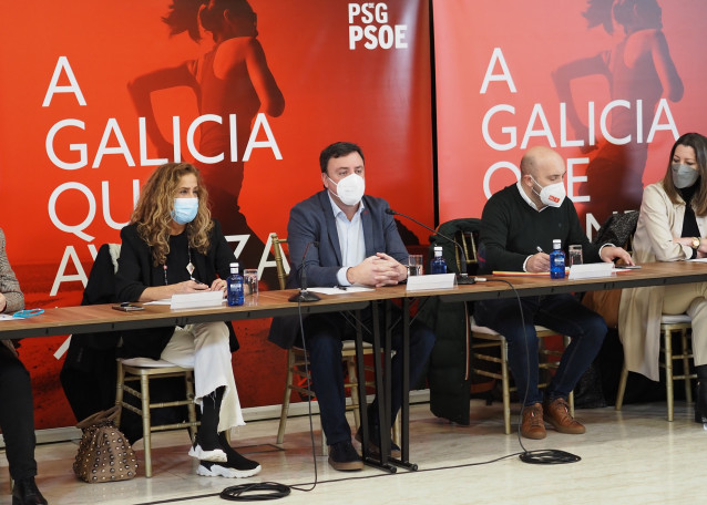 El secretario xeral del PSdeG, Valentín González Formoso, la presidenta del PSdeG y de la Diputación de Pontevedra, Carmela Silva, junto al secretario de Organización del PSdeG, José Manuel Lage Tuñas, en la ejecutiva del PSdeG.
