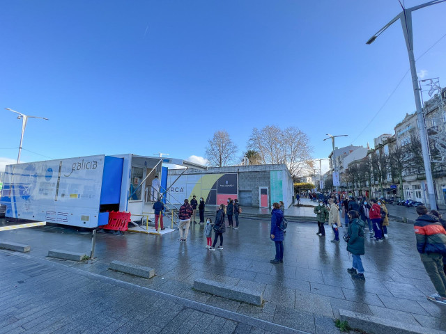 Varias personas hacen cola para hacerse PCR, en un punto móvil de PCR gratuitas en el Naútico de Vigo, a 23 de diciembre de 2021, en Vigo, Pontevedra