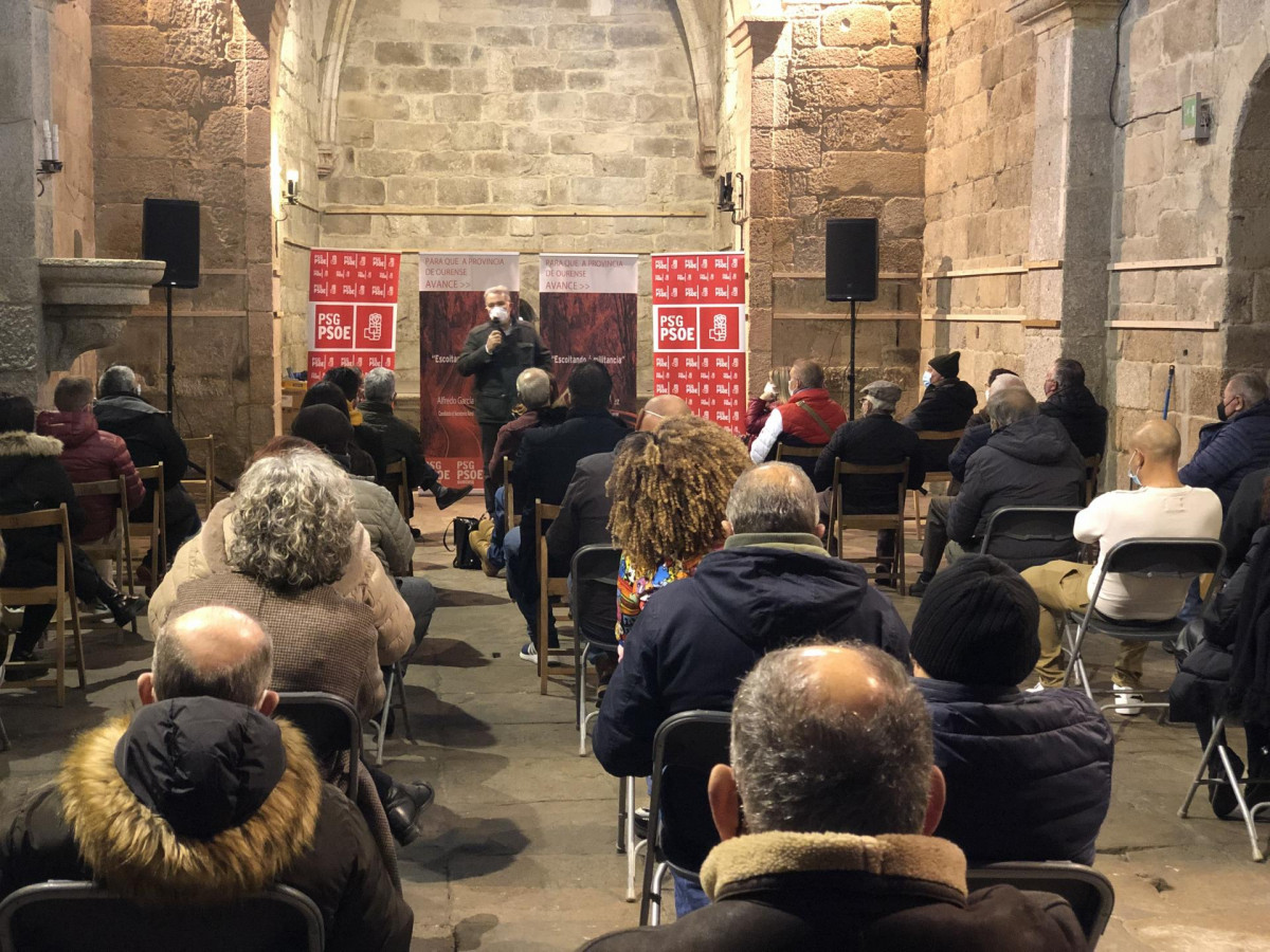 El candidato a la secretaría xeral del PSdeG de Ourense, Alfredo García, en un acto con militantes en Ribadavia