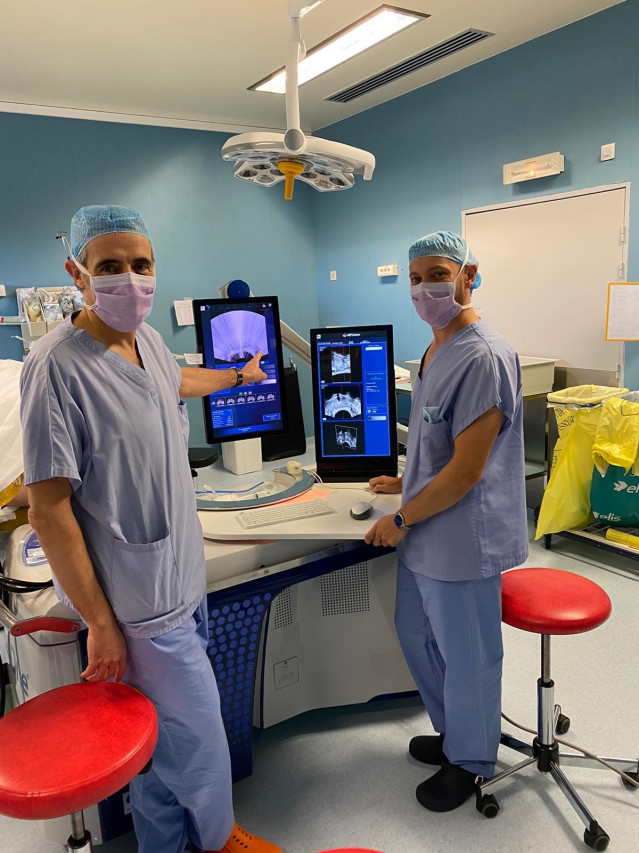 El doctor Manuel Ruibal y Juan G. Dacal con el sistema robótico Focal One de Vithas Vigo.