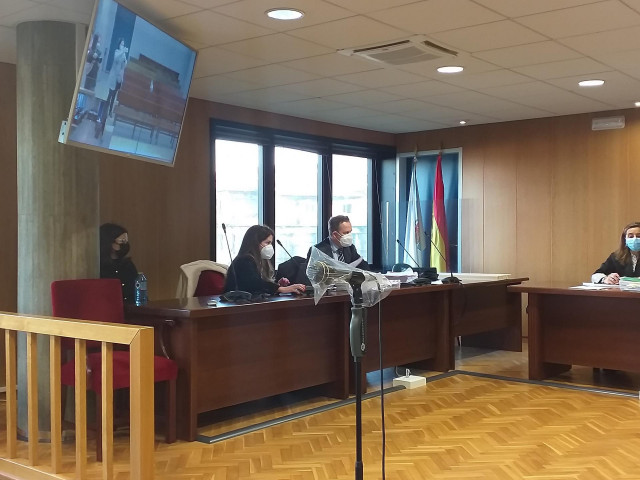 Acusada de estafa (a la izquierda) junto a sus letrados defensores, en un juicio en la sección quinta de la Audiencia Provincial de Pontevedra, con sede en Vigo.