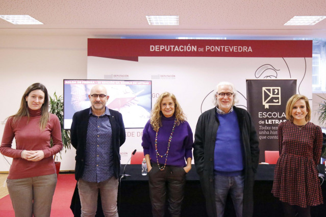 En el centro, Carmela Silva en la presentación de la tercera edición de 'Escola de Letras'.