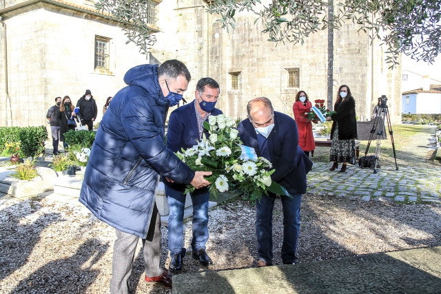 El conselleiro de Cultura, Román Rodríguez, participa en una ofrenda floral a Camilo José Cela en el 20 aniverario de su fallecimiento