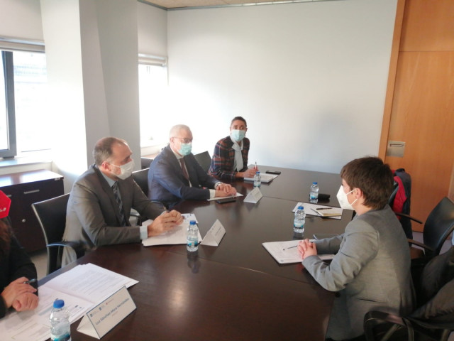 Reunión de la alcaldesa de O Rosal, Ánxela Fernández, con el conselleiro de Sanidade, Julio García Comesaña, y el gerente del área sanitaria de Vigo, Javier Puente.