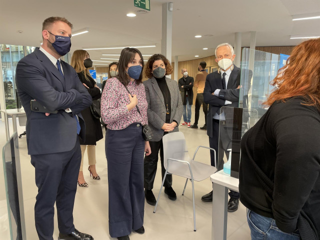 La conselleira de Emprego, María Jesús Lorenzana, y la subdelegada del Gobierno en A Coruña, María Rivas, visitan la nueva oficina de empleo del Espazo Amizar