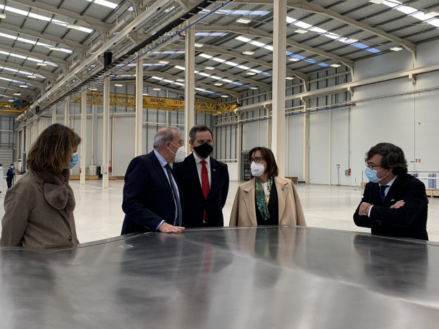 El delegado del Gobierno en Galicia, José Miñones, en una visita a las instalaciones de Delta en Porto do Molle (Nigrán).