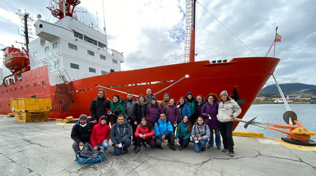 Investigadores de la expedición Antom-II, entre ellos científicos de la UVigo, antes de embarcar rumbo a la Antártida.