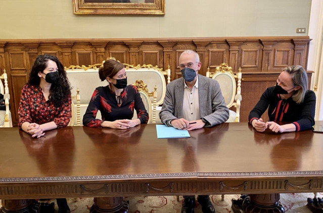 Las ediles de Compostela Aberta María Rozas y Marta Lois en la firma del acuerdo junto a los socialistas Sindo Guinarte y Marta Abal