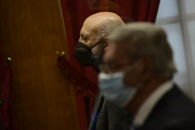 El ex alcalde de Ourense del Grupo Popular Manuel Cabezas (i), y  el exedil de Urbanismo Ricardo Campo (d), durante la celebración del juicio por prevaricación y malversación en la Audiencia Provincial de Ourense.