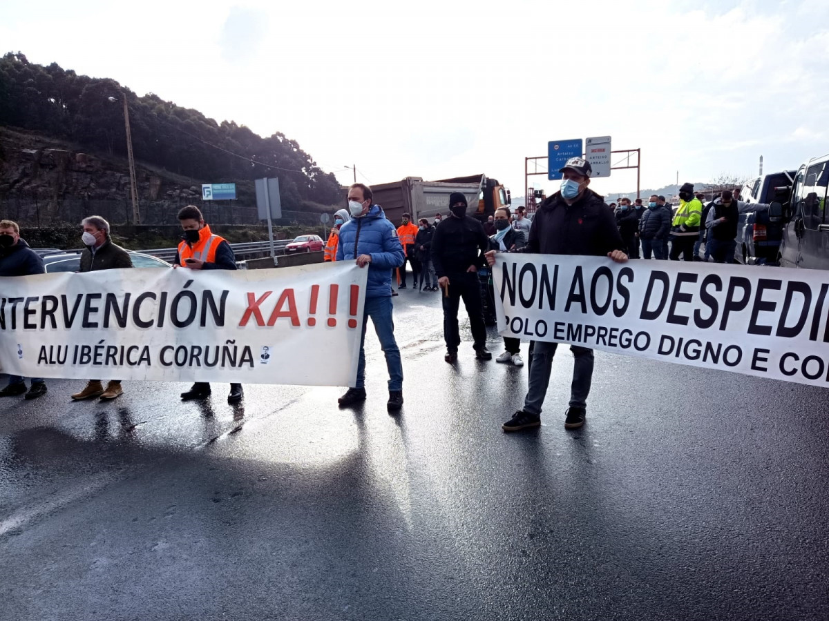 Archivo - Trabajadores de Alu Ibérica en A Coruña se movilizan ante la fábrica