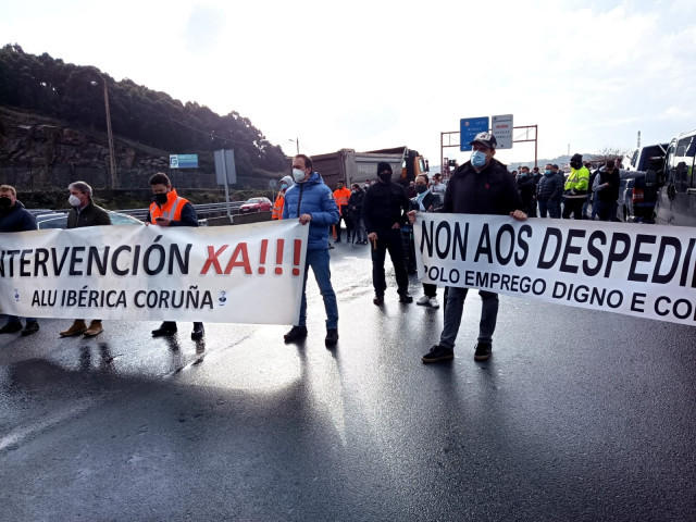 Archivo - Trabajadores de Alu Ibérica en A Coruña se movilizan ante la fábrica