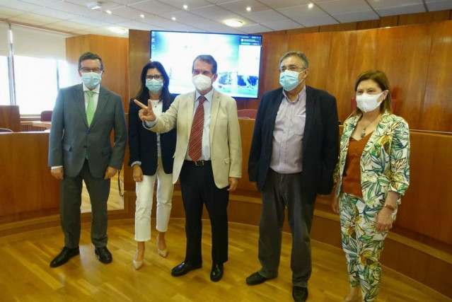 El alcalde, Abel Caballero, junto a la edila de Urbanismo, María José Caride, y otros concejales del gobierno vigués, tras el pleno de aprobación inicial del nuevo PGOM, el 26 de agosto de 2021.
