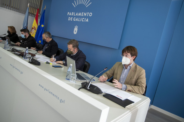 El director de la Axencia Galega de Infraestruturas, Francisco Menéndez, en la Comisión 2ª del Parlamento de Galicia