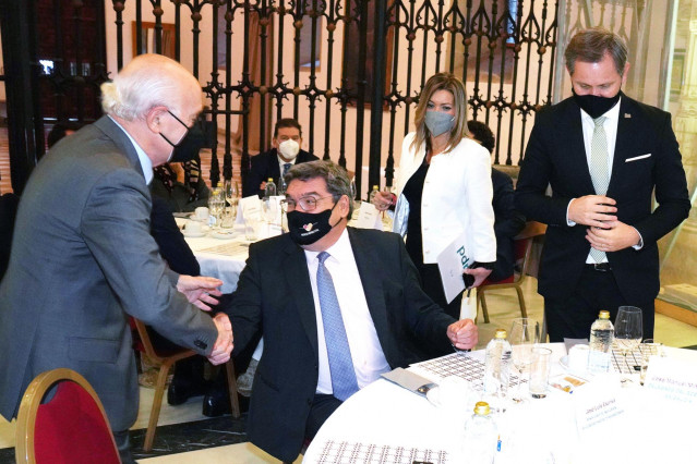 El Ministro de Inclusión, Seguridad Social y Migraciones, José Luis Escrivá Belmonte (c), saluda a su llegada a un desayuno-coloquio organizado por Asociación para el Progreso de la Dirección, en el Hostal de los Reyes Católicos - Parador de Santiago, a 2