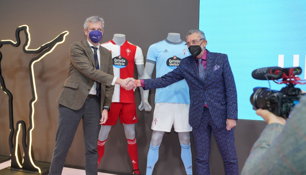 El vicepresidente de la Xunta, Alfonso Rueda, y el presidente del Celta de Vigo, Carlos Mouriño, en Fitur