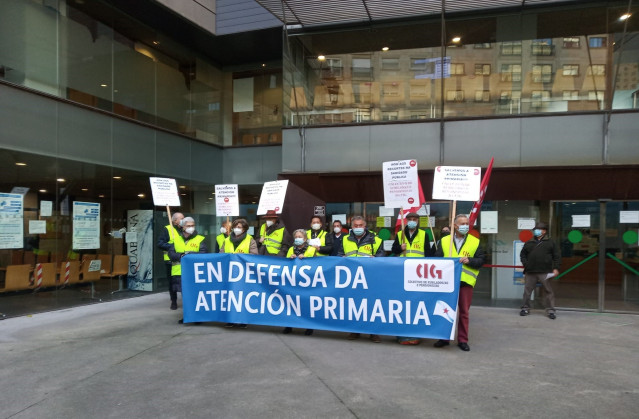 Concentración de pensionistas y jubilados de CIG Vigo ante el centro de salud de Rosalía de Castro para pedir más recursos para la Atención Primaria.