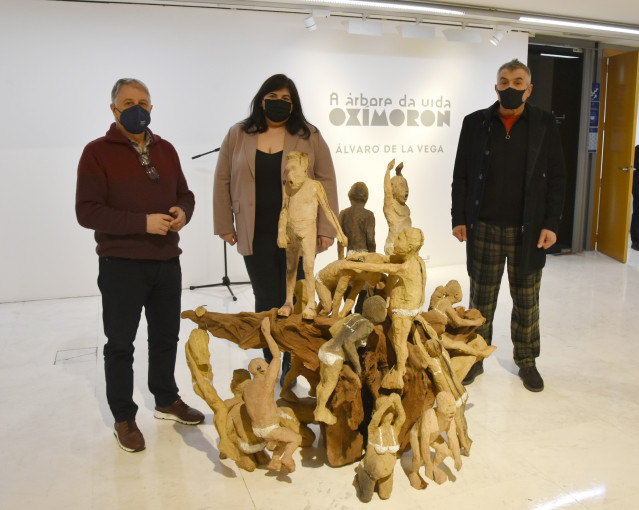 Álvaro de la Vega exhibe en la Diputación de Ourense un relato de la vida cotidiana a través de 375 figuras en madera