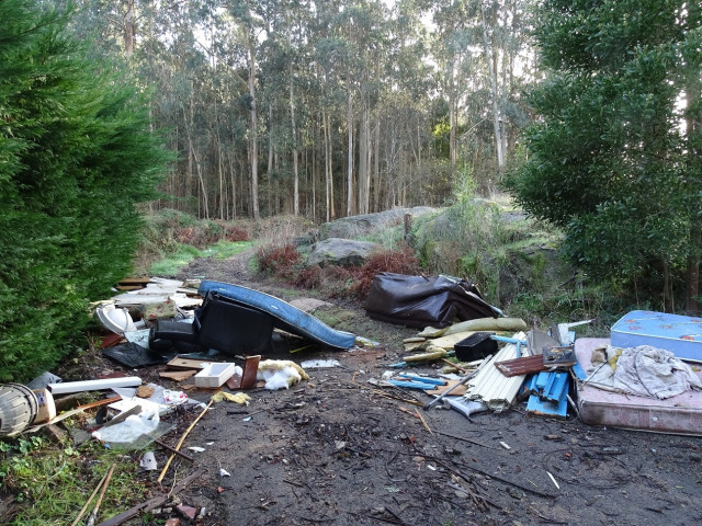 Vertidos cerca del punto limpio de Cangas.