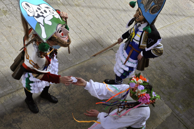 Archivo - `Peliqueiros´ en una de las calles de Ourense.