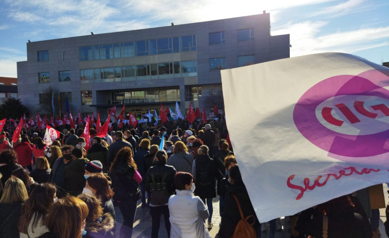Primera jornada de huelga de los trabajadores la conserva gallega, que celebran el 