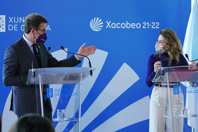 El presidente de la Xunta de Galicia, Alberto Núñez Feijóo y la ministra de Transportes, Movilidad y Agenda Urbana, Raquel Sánchez, comparecen después de una reunión de trabajo, a 21 de enero de 2022, en Santiago.