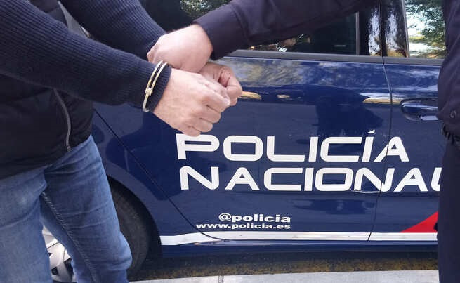 Archivo - Un detenido sale de un vehículo de la Policía Nacional.