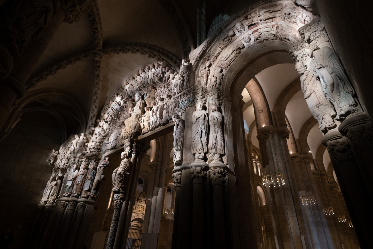 Archivo - El Pórtico de la Gloria durante una visita guiada nocturna en la Catedral de Santiago, a 10 de agosto de 2021, en Santiago de Compostela