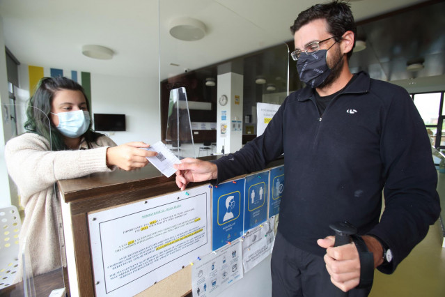 Archivo - Un peregrino muestra su certificado de vacunación al llegar a un albergue, a 30 de octubre de 2021, en O Pino, A Coruña, Galicia (España). Los albergues gallegos ya pueden funcionar al 100 por ciento de su capacidad, pero deben exigir el certifi