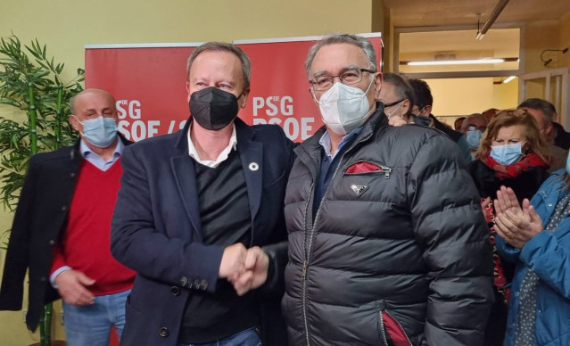 El secretario provincial del PSdeG-PSOE de Ourense, Rafael Rodríguez Villarino, y el candidato a las primarias y alcalde de O Barco de Valdeorras, Alfredo García.