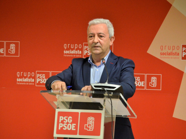 El portavoz parlamentario del PSdeG, Luis Álvarez, en rueda de prensa
