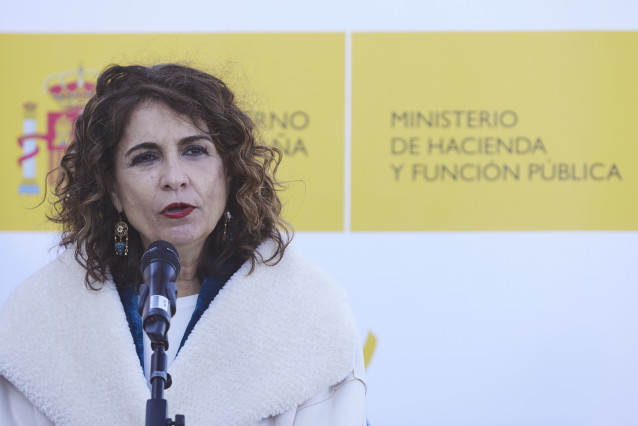 La ministra de Hacienda, María Jesús Montero, atiende a los medios de comunicación durante la presentación del helicóptero Dauphin AS 635 N3 para el servicio de Aduana de la Agencia Tributaria, a 21 de enero de 2022 en Sevilla (Andalucía, España)