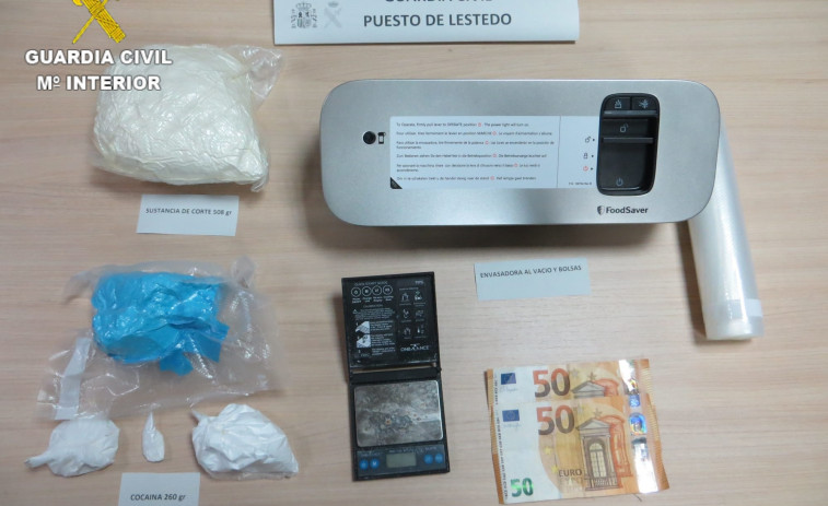 La Guardia Civil detiene a un vecino de Vedra que escondía 206 gramos de cocaína en la entrepierna ​