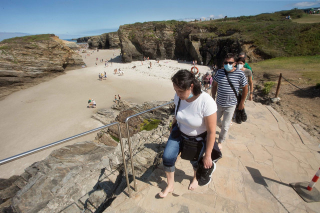 Archivo - Turistas entran y salen de la playa de Las Catedrales, a 15 de agosto de 2021, en Ribadeo, Lugo, Galicia (España). La playa de Las Catedrales o As Catedrais se mantiene como uno de los principales atractivos turísticos de la costa lucense. El en