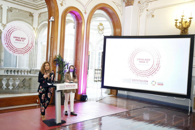 La presidenta de la Diputación de Pontevedra, Carmela Silva, presenta la web institucional.