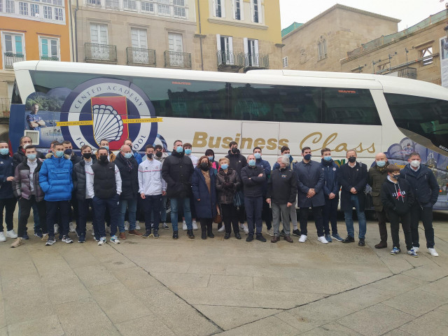 Jácome en la presentación del nuevo autobús del Club de fútbol CENTED Academy