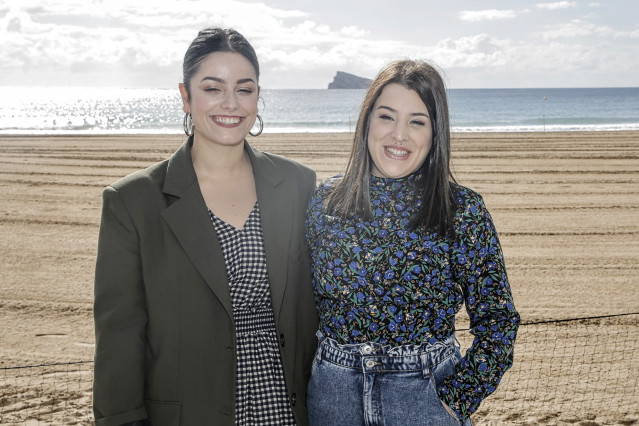 El grupo musical Tanxugueiras, posan antes de subir al estudio móvil de ‘La Gran Consulta’ de RTVE durante su visita a Benidorm, en el marco del Benidorm Fest 2022, a 25 de enero de 2022, en Benidorm, Alicante, Comunidad Valenciana (España). Su llegada a